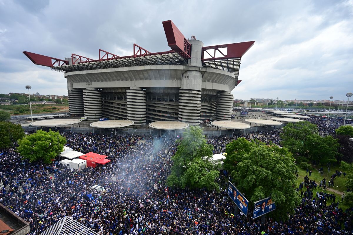 San Siro Sold Out For Derby Inter Vs Ac Milan To Break Serie A Record