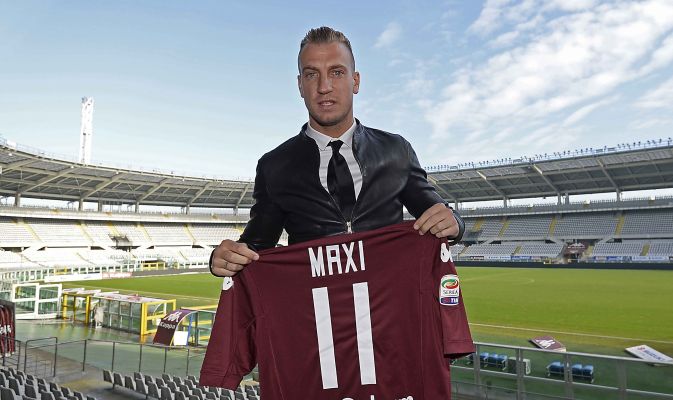 Maxi Lopez Makes Ugly Gesture to Fans