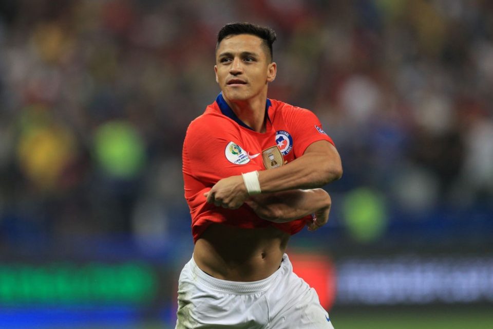 Alexis Snchez Chile soccer attire