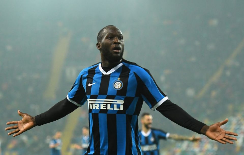 Inter Milan's Romelu Lukaku (centre) heads towards goal but is