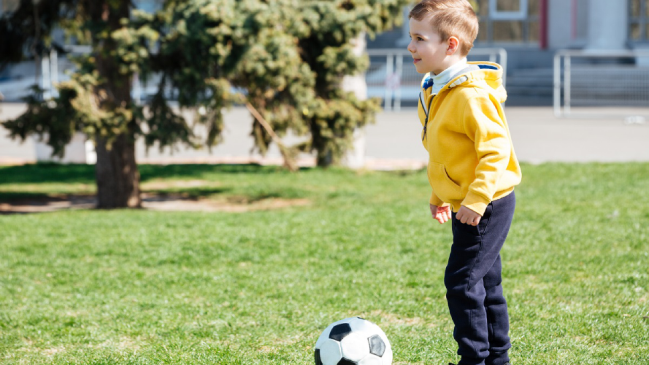 They play football well. Мальчики в парке футбол. Детский футбольный мяч в парке. Мальчик с мячом в парке. Мальчики играют в футбол в парке.