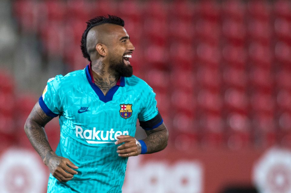 Inter Target Arturo Vidal Negotiating A Mutual Termination Of Contract With Barcelona Italian Broadcaster Claims