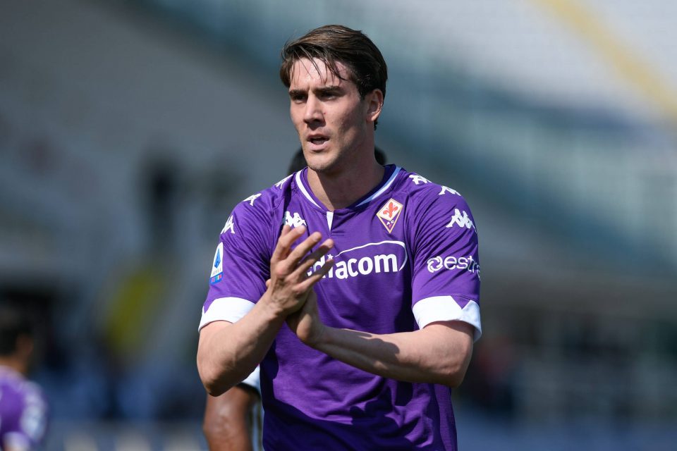 the player of acf fiorentina dusan vlahovic in contrast the player