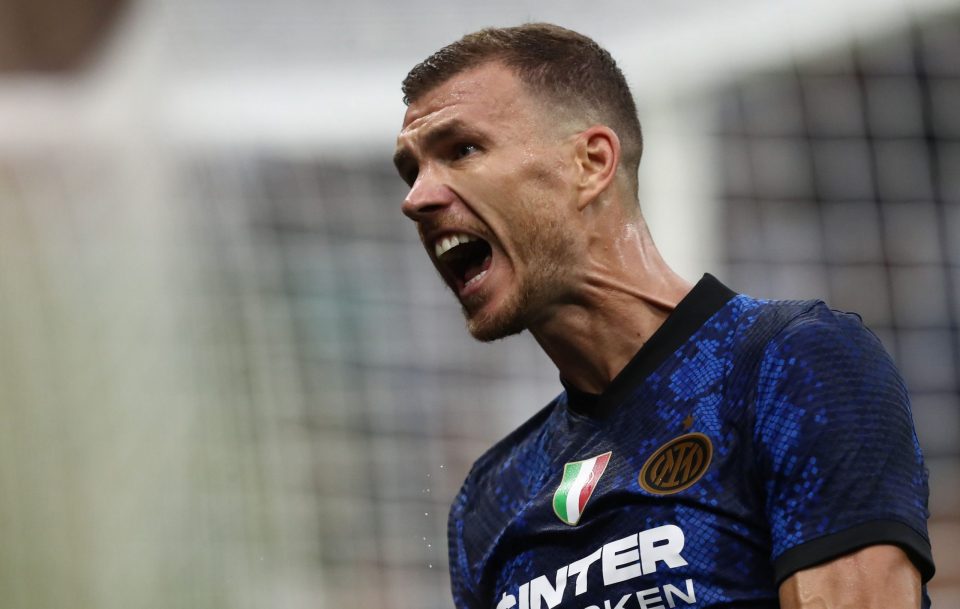 Eden Dzeko vuole restare all’Inter e potrebbe giocare al fianco di Romelu Lukaku in attacco, riferiscono i media italiani