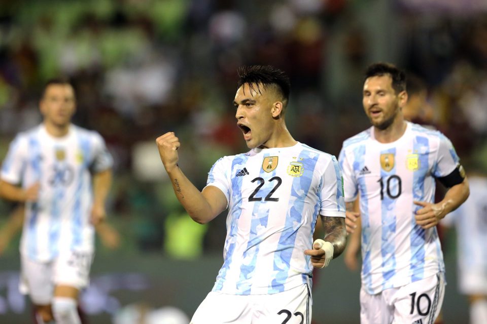 Photo – Inter Milan Striker Lautaro Martinez Shares Photos Presenting World Cup Trophy With Family