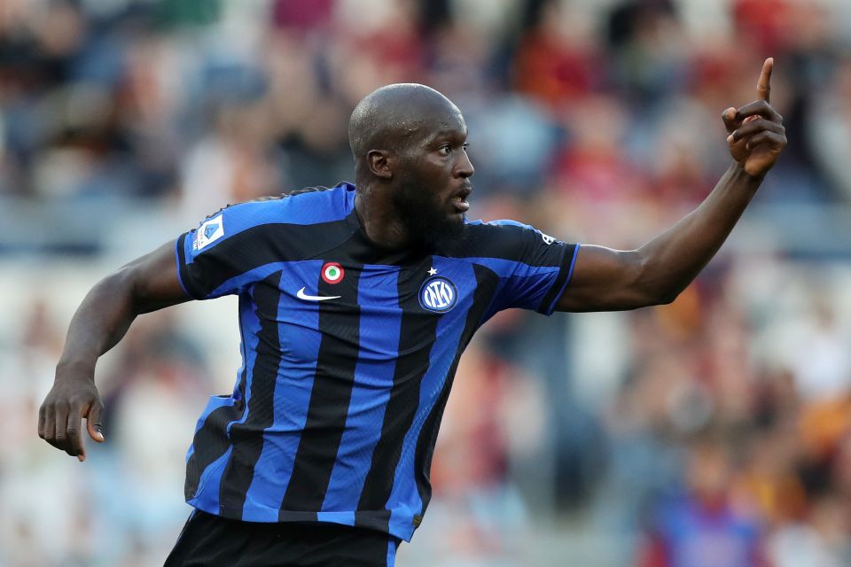 Inter Milan's Romelu Lukaku (centre) heads towards goal but is