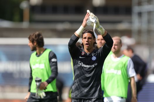 Inter goalkeeper Yann Sommer celebrates UCL win vs Benfica